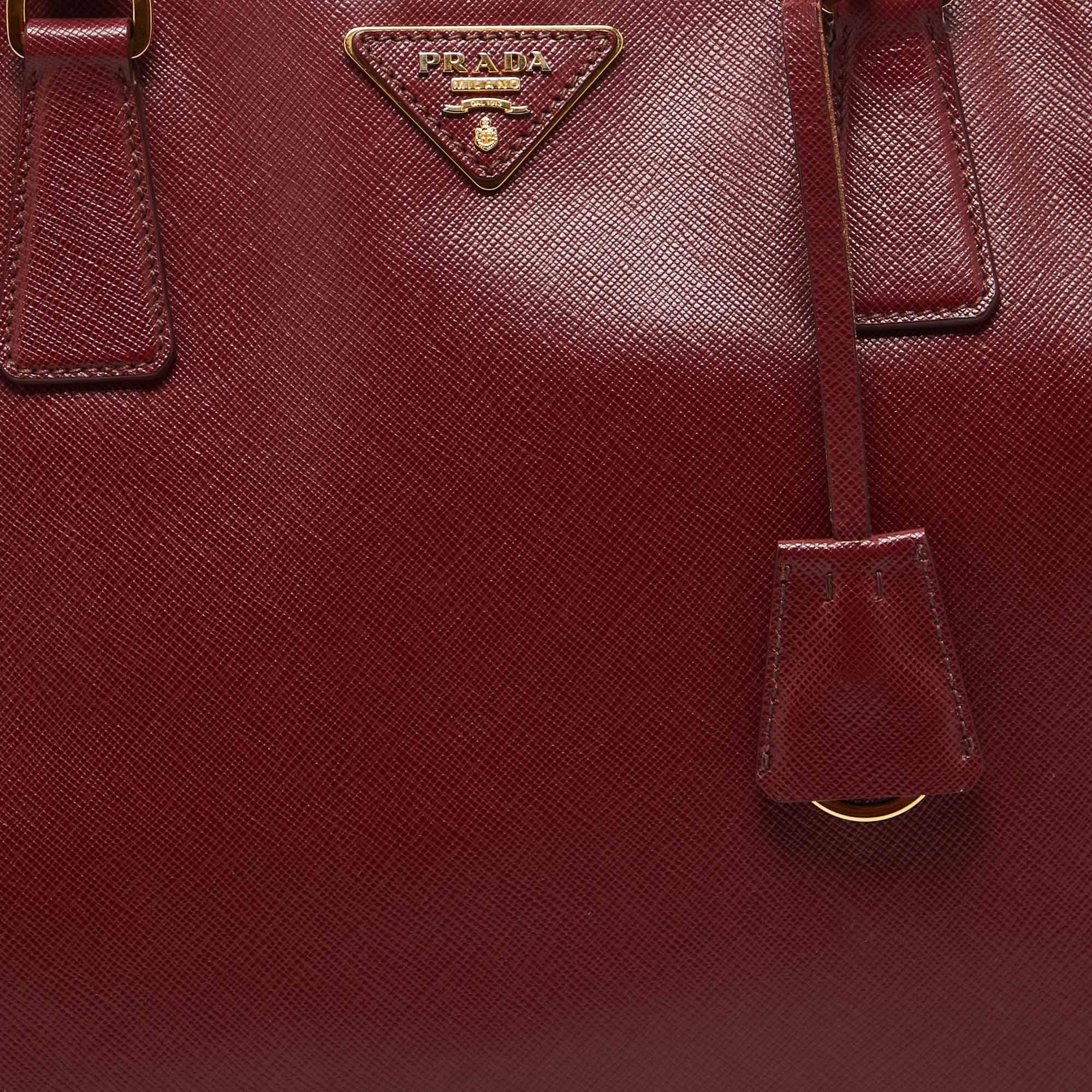 Prada - Grand sac à main Galleria en cuir Saffiano rouge en vente 1