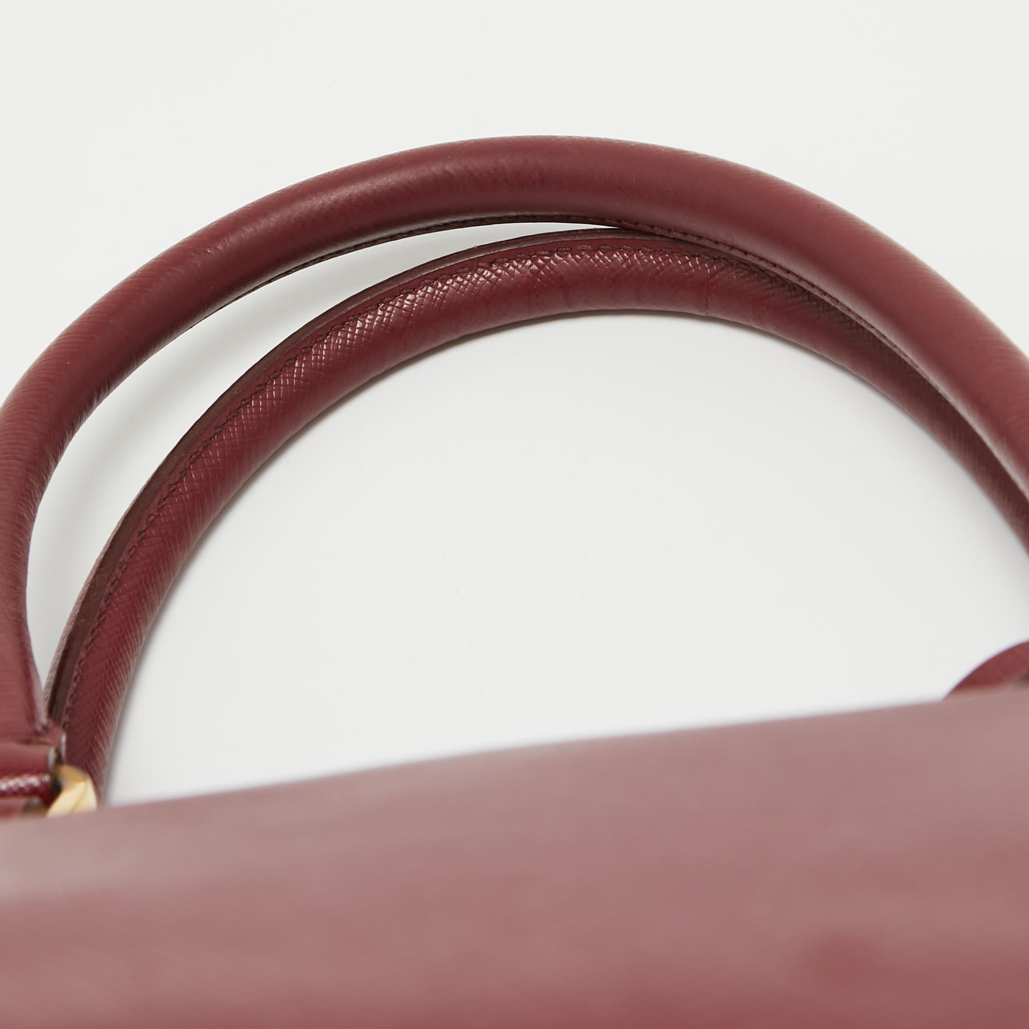 Prada - Grand sac à main Galleria en cuir Saffiano rouge en vente 2