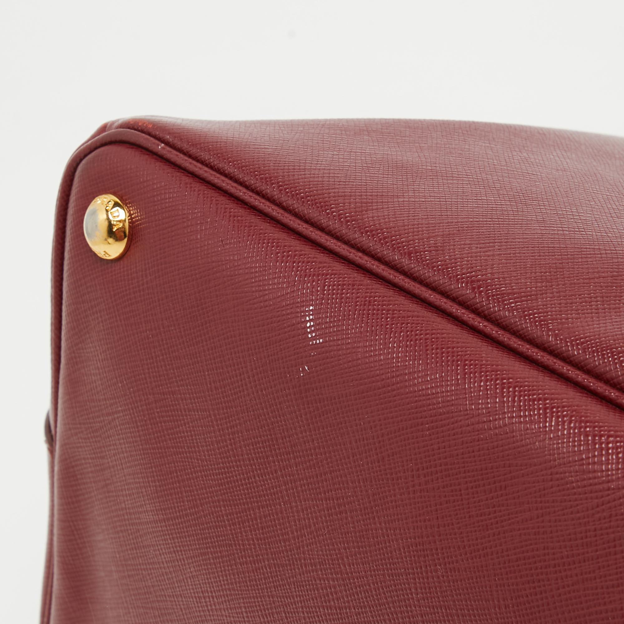 Prada - Grand sac à main Galleria en cuir Saffiano rouge en vente 3