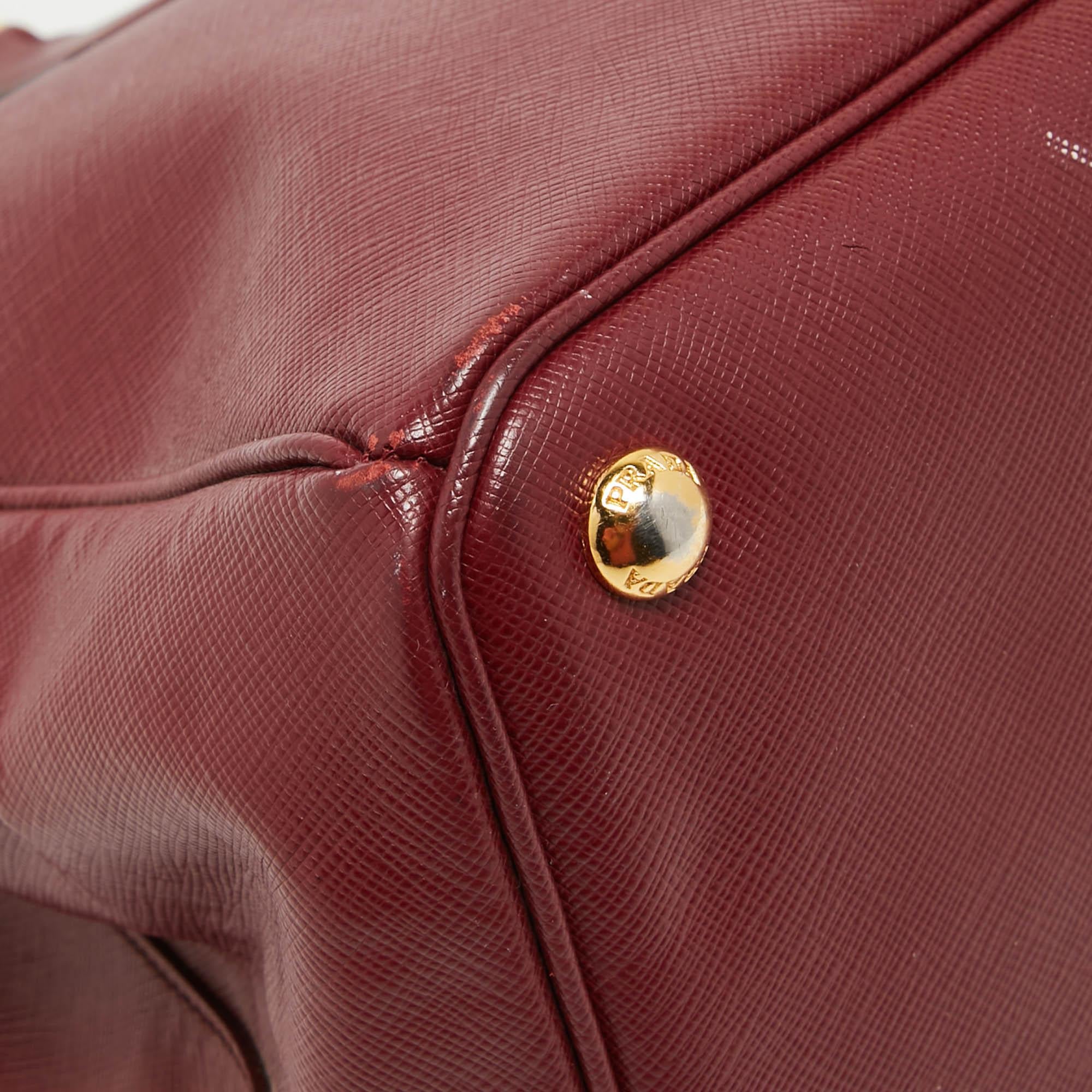 Prada Große Galleria-Tasche aus rotem Saffianoleder im Angebot 5