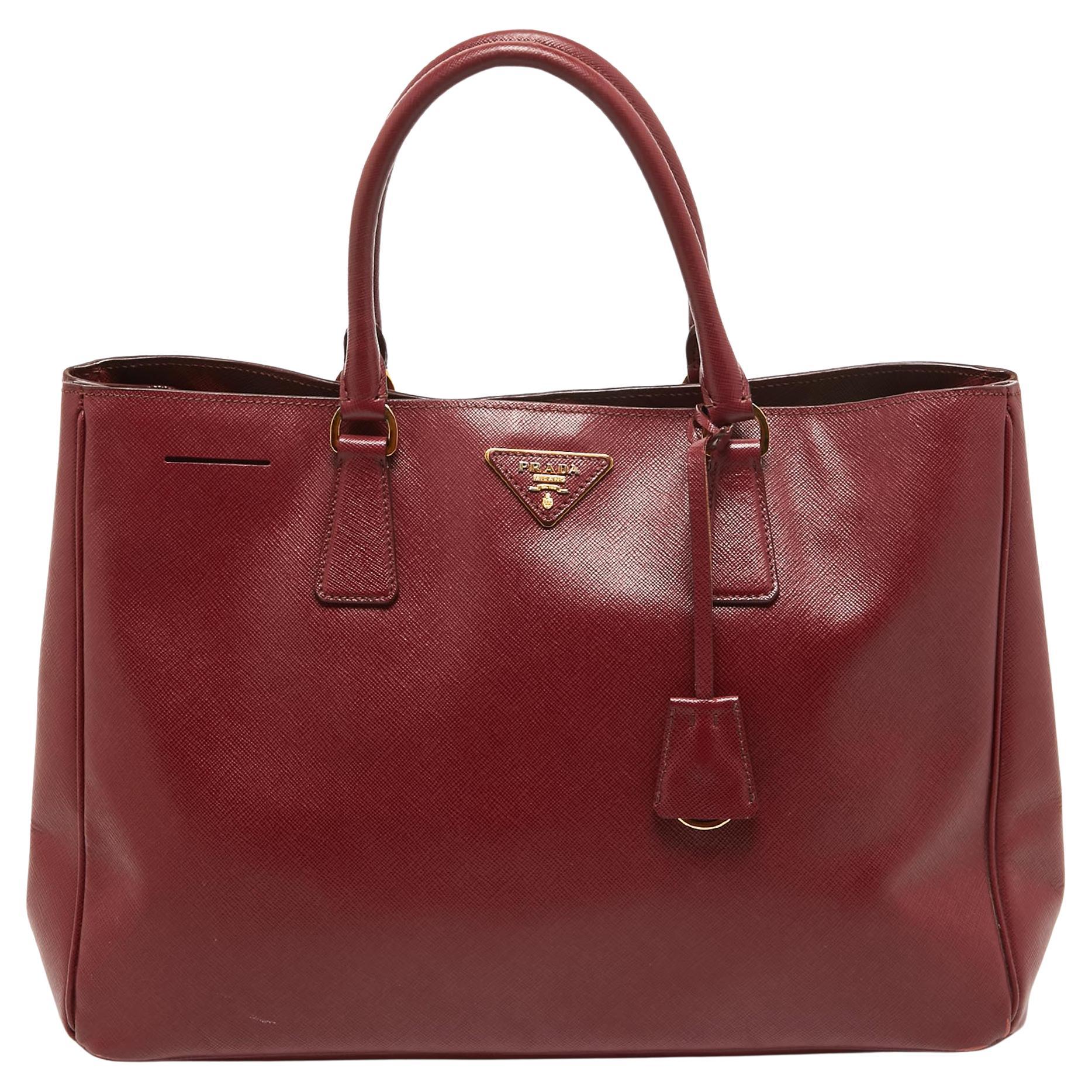 Prada - Grand sac à main Galleria en cuir Saffiano rouge en vente