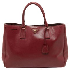 Prada Große Galleria-Tasche aus rotem Saffianoleder