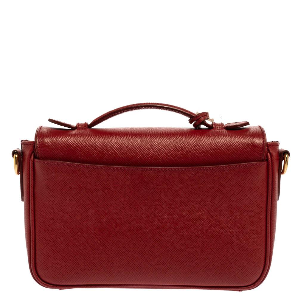 Prada is known for its elegant luxury, and this bag epitomises the style it has become famous for. Beautiful saffiano leather has been used to craft this bag. It comes in a red shade and features a front flap with gold-tone closure. It opens to a