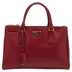 Prada Rote Saffiano-Ledertasche mit doppeltem Reißverschluss