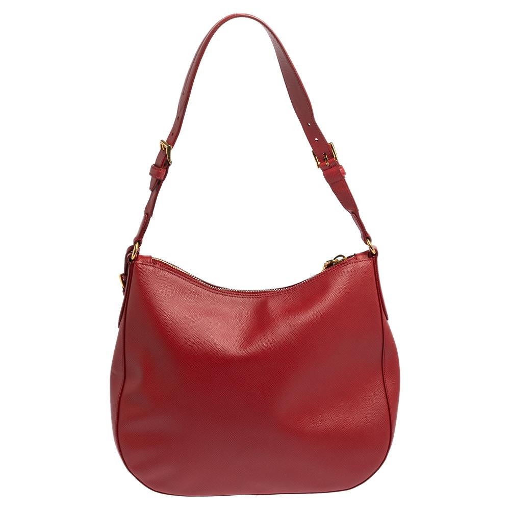 Crafted in leather, this bag makes a stunning addition to any modern day edit. The inside of the bag is lined with nylon that has a lovely smooth texture. This topnotch and swanky handbag by Prada will surely leave you spellbound with its simple
