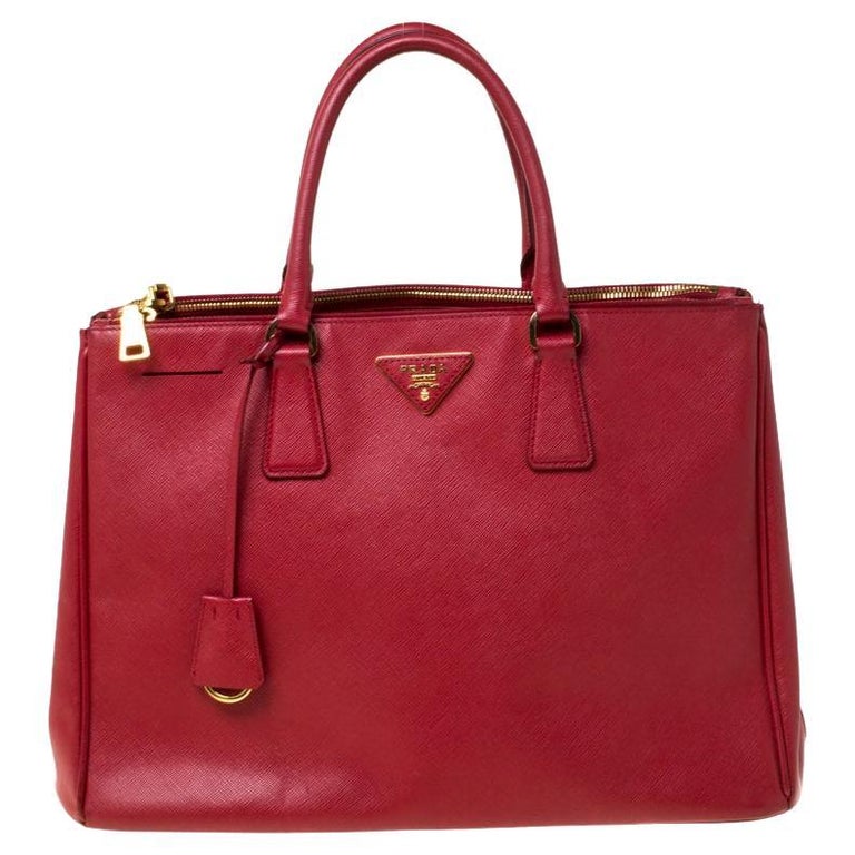 Prada Rote Saffiano Lux Leder-Tasche mit doppeltem Reißverschluss im  Angebot bei 1stDibs