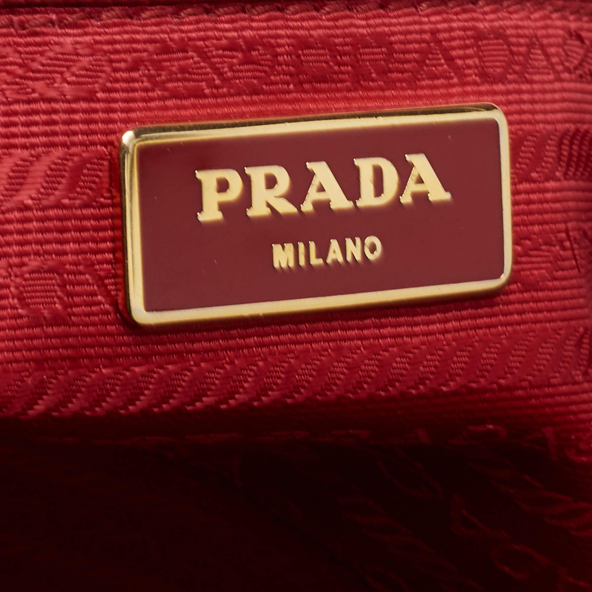 Prada - Grand fourre-tout du jardinier en cuir Saffiano Lux rouge 16