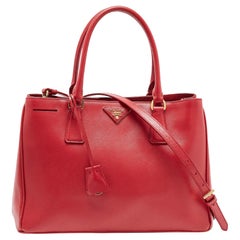 Prada - Fourre-tout moyen à fermeture éclair en cuir Saffiano Lux rouge