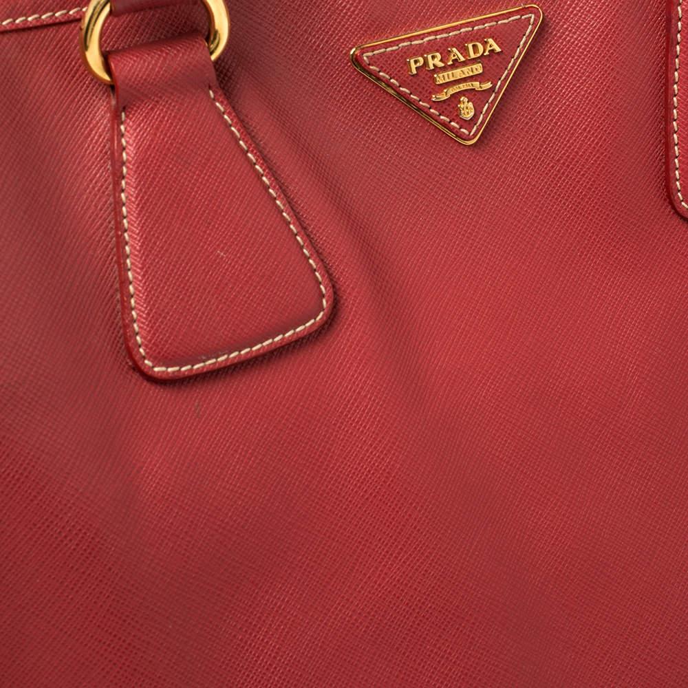 Prada - Fourre-tout en cuir Saffiano Lux rouge en vente 5