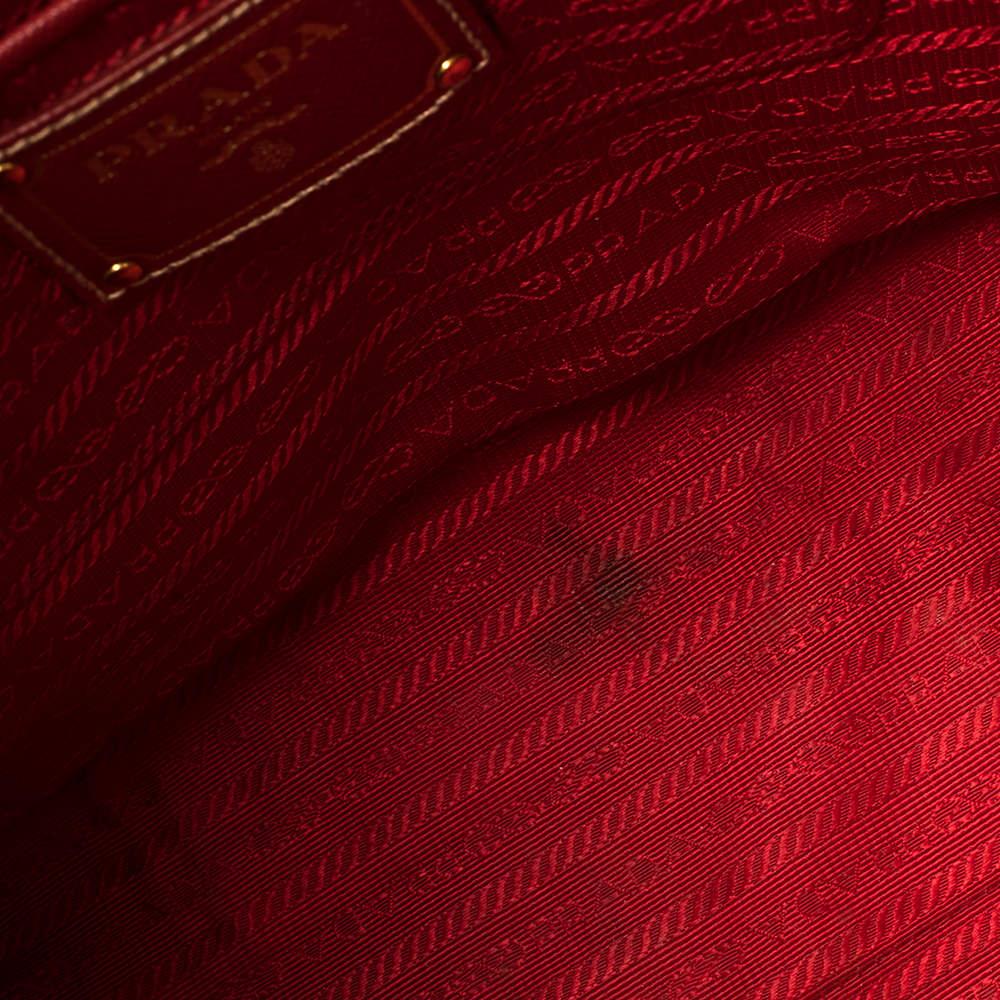 Prada - Fourre-tout en cuir Saffiano Lux rouge en vente 6