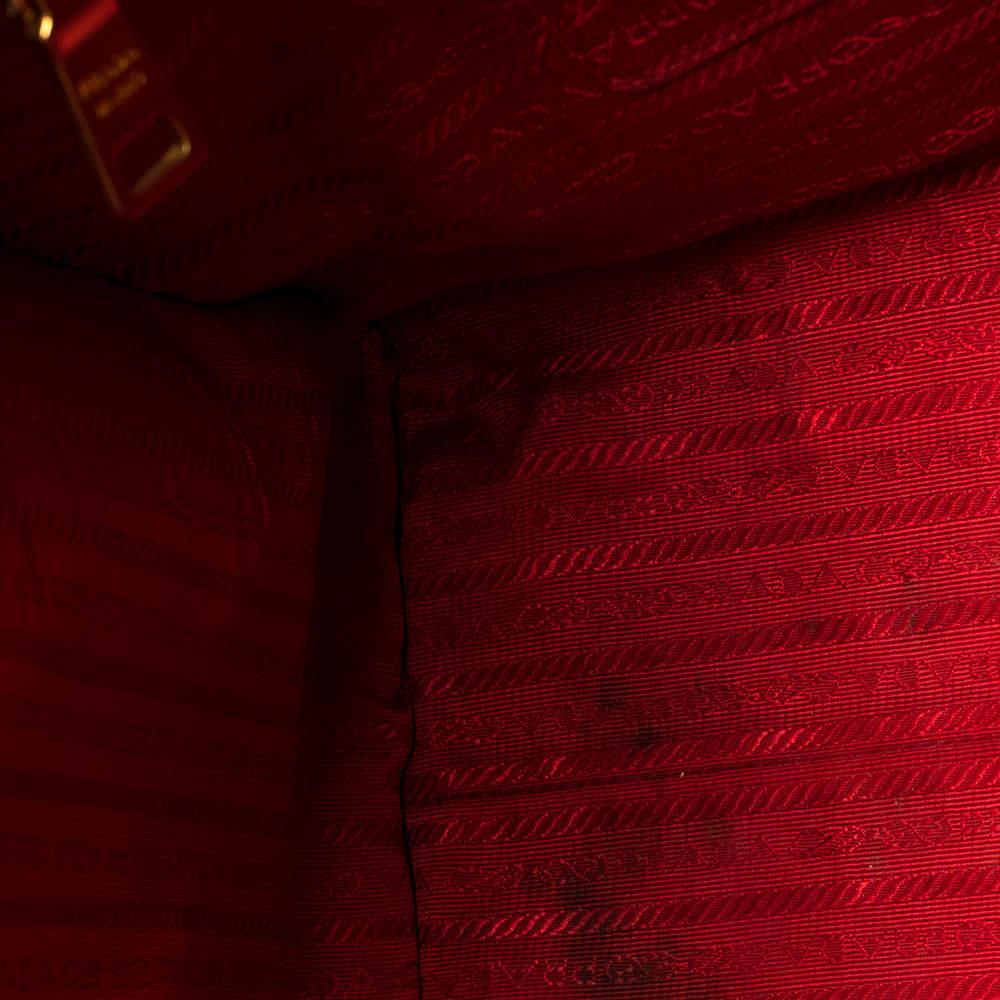 Prada - Fourre-tout en cuir Saffiano Lux rouge en vente 3