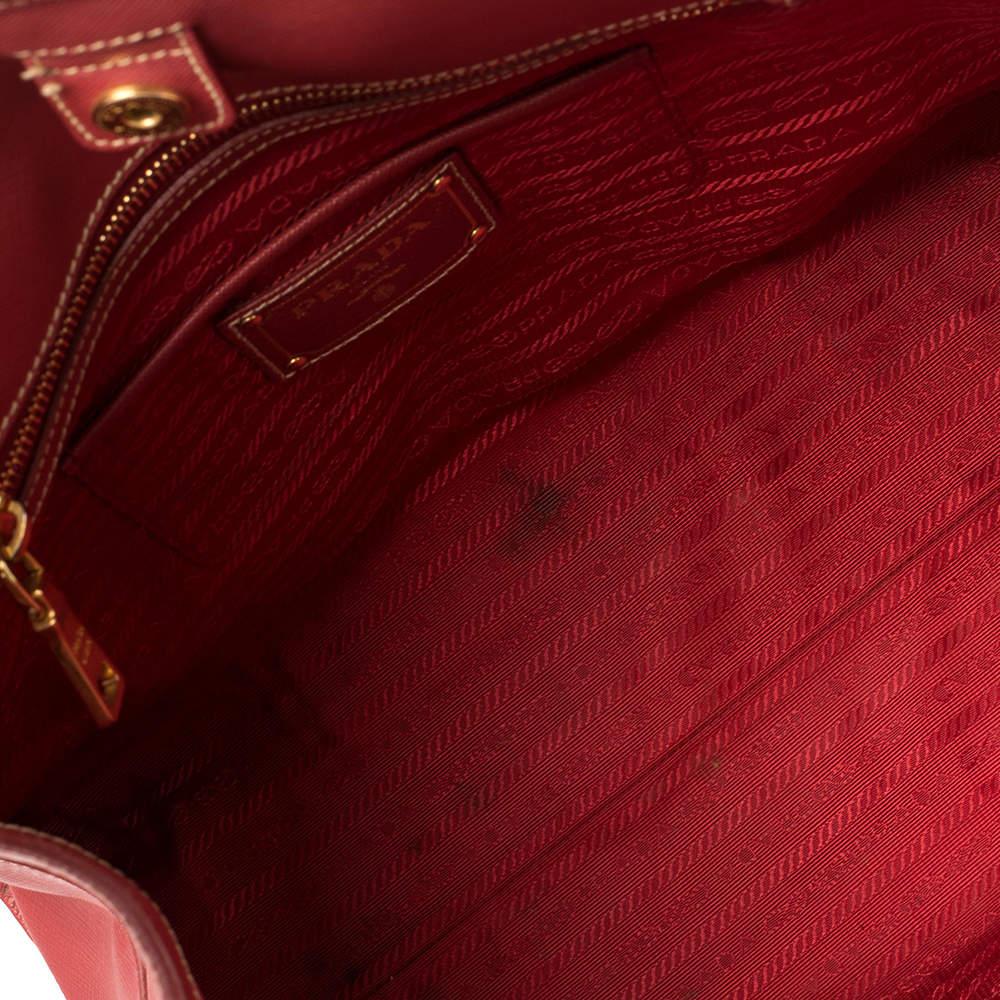 Prada - Fourre-tout en cuir Saffiano Lux rouge en vente 4