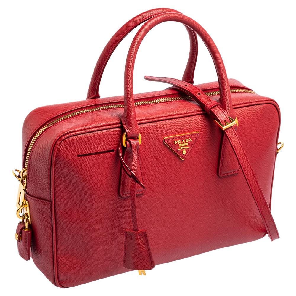 Prada Rote Saffiano Lux Bauletto-Tasche aus Leder mit Reißverschluss im Zustand „Gut“ in Dubai, Al Qouz 2