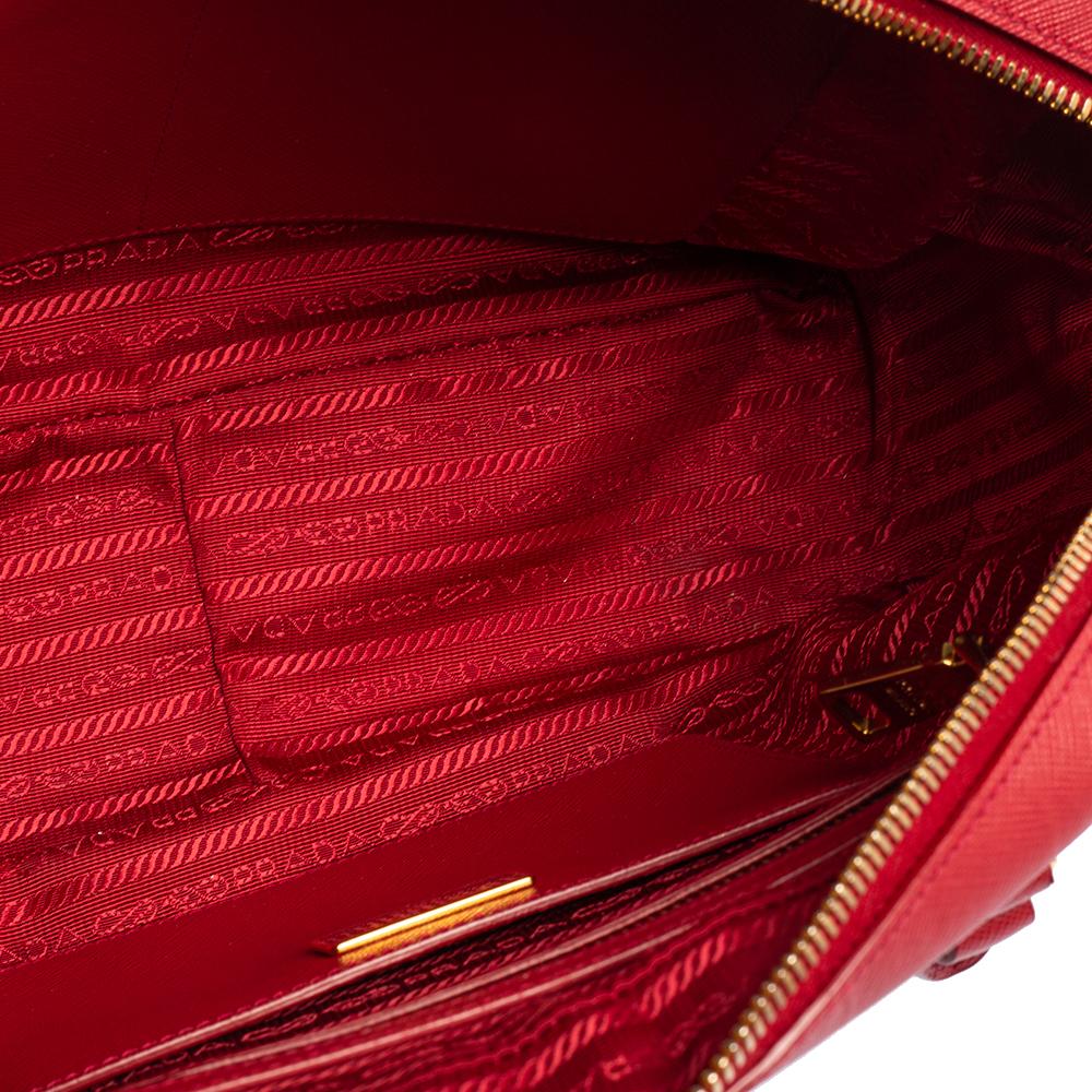 Prada Rote Saffiano Lux Bauletto-Tasche aus Leder mit Reißverschluss 1