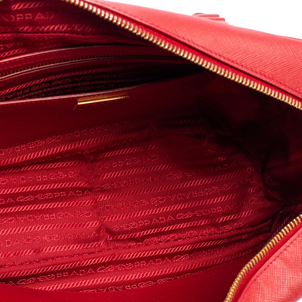 Prada Rote Saffiano Lux Bauletto-Tasche aus Leder mit Reißverschluss 2