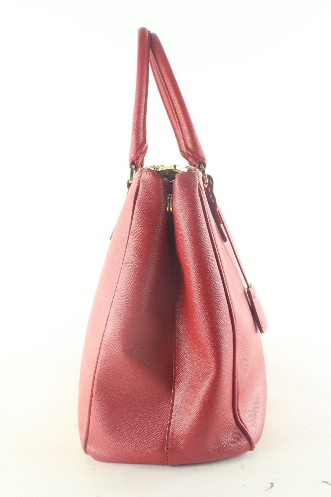 Prada Red Saffiano Luxe Tote 3PR105K In Fair Condition For Sale In Dix hills, NY