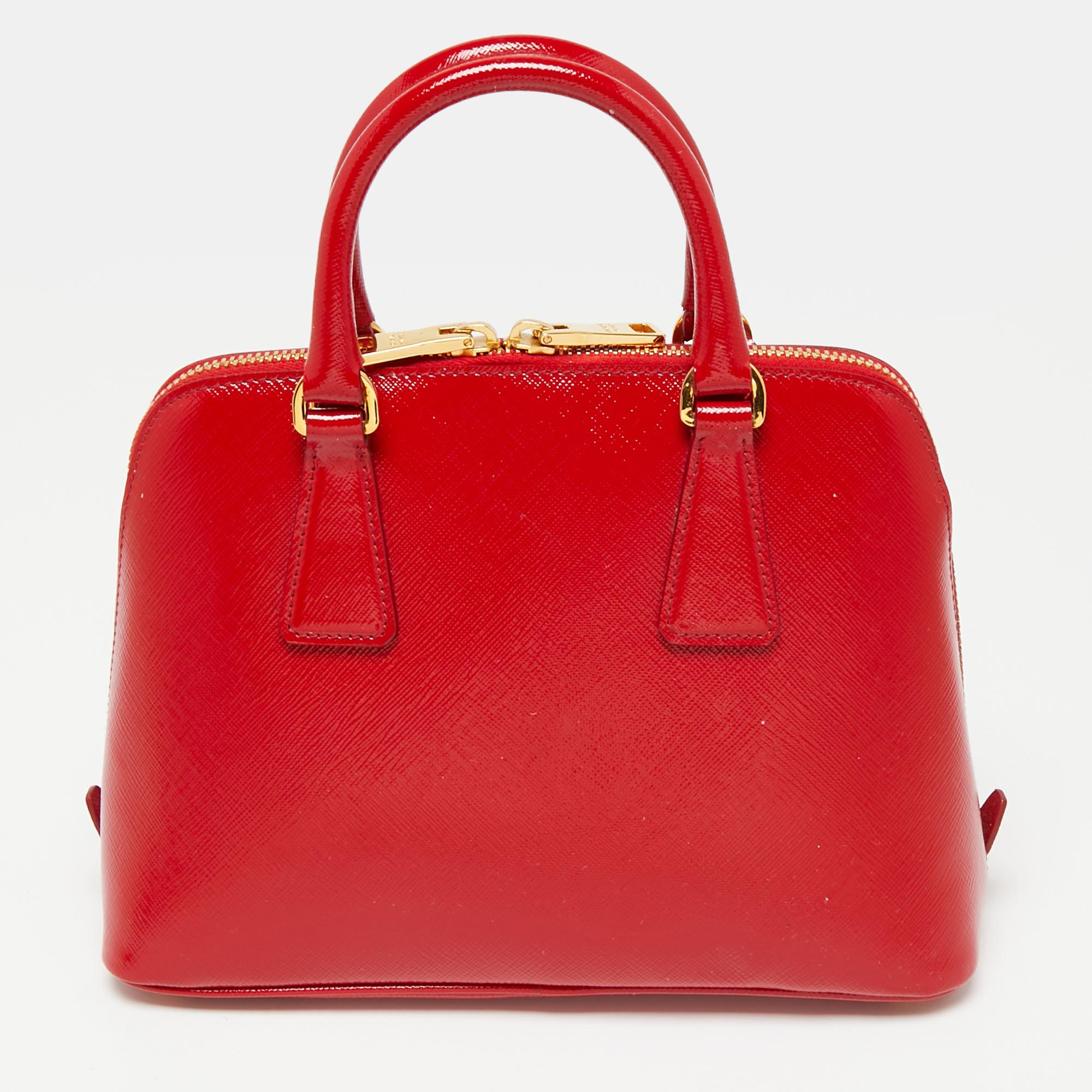 Enriched with striking elements, the appeal of this Prada Promenade bag is truly ever-lasting. The nylon-lined interior of this red creation has ideal space to accommodate your valuables and the zipper closure at the top is equipped with dual