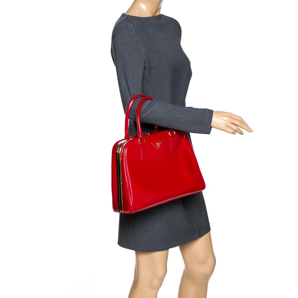Prada Rot Saffiano Vernice Leder Pyramide Rahmen Top Handle Tasche im Zustand „Gut“ in Dubai, Al Qouz 2
