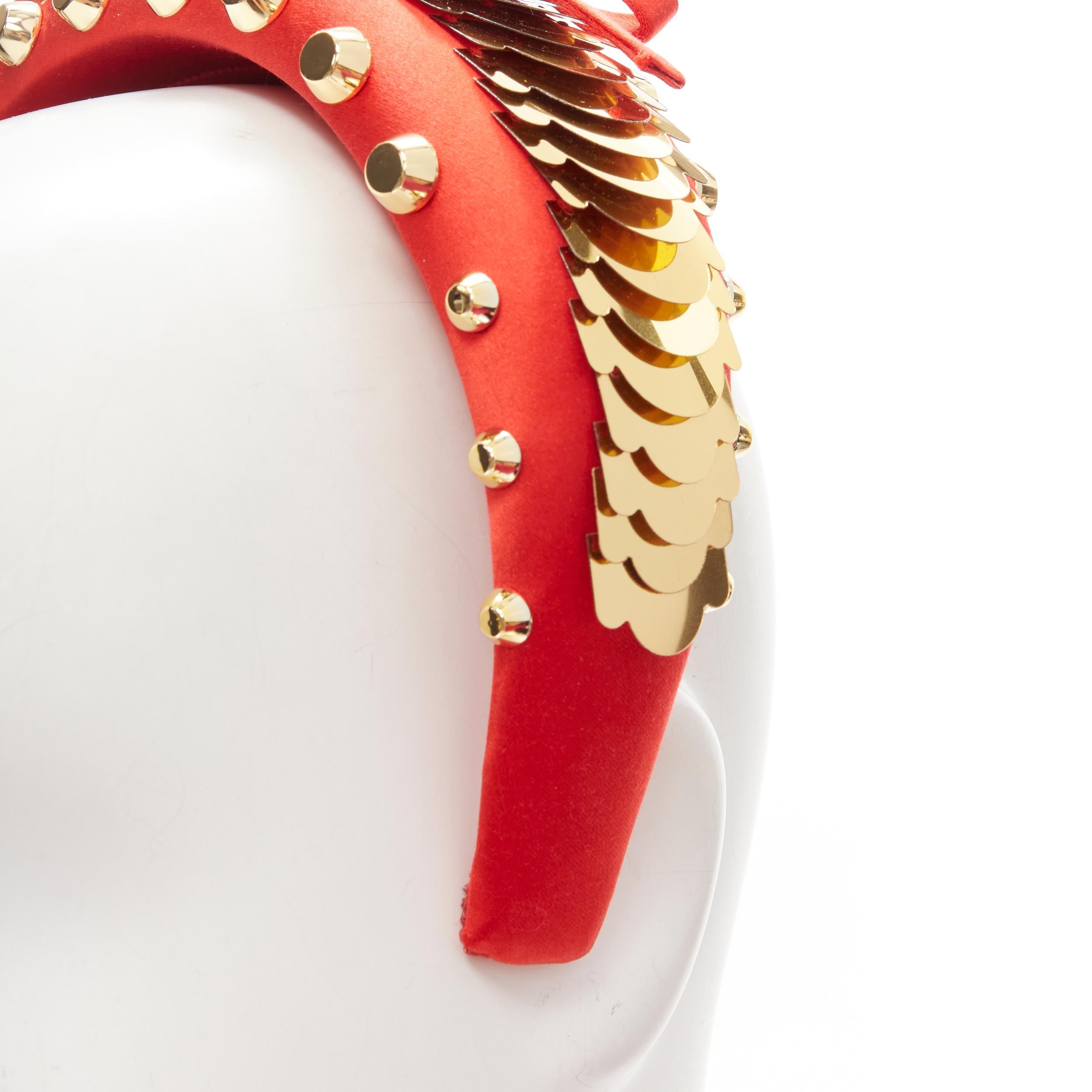 Beige PRADA fascia con fiocco a sbuffo in raso rosso e pailette dorate