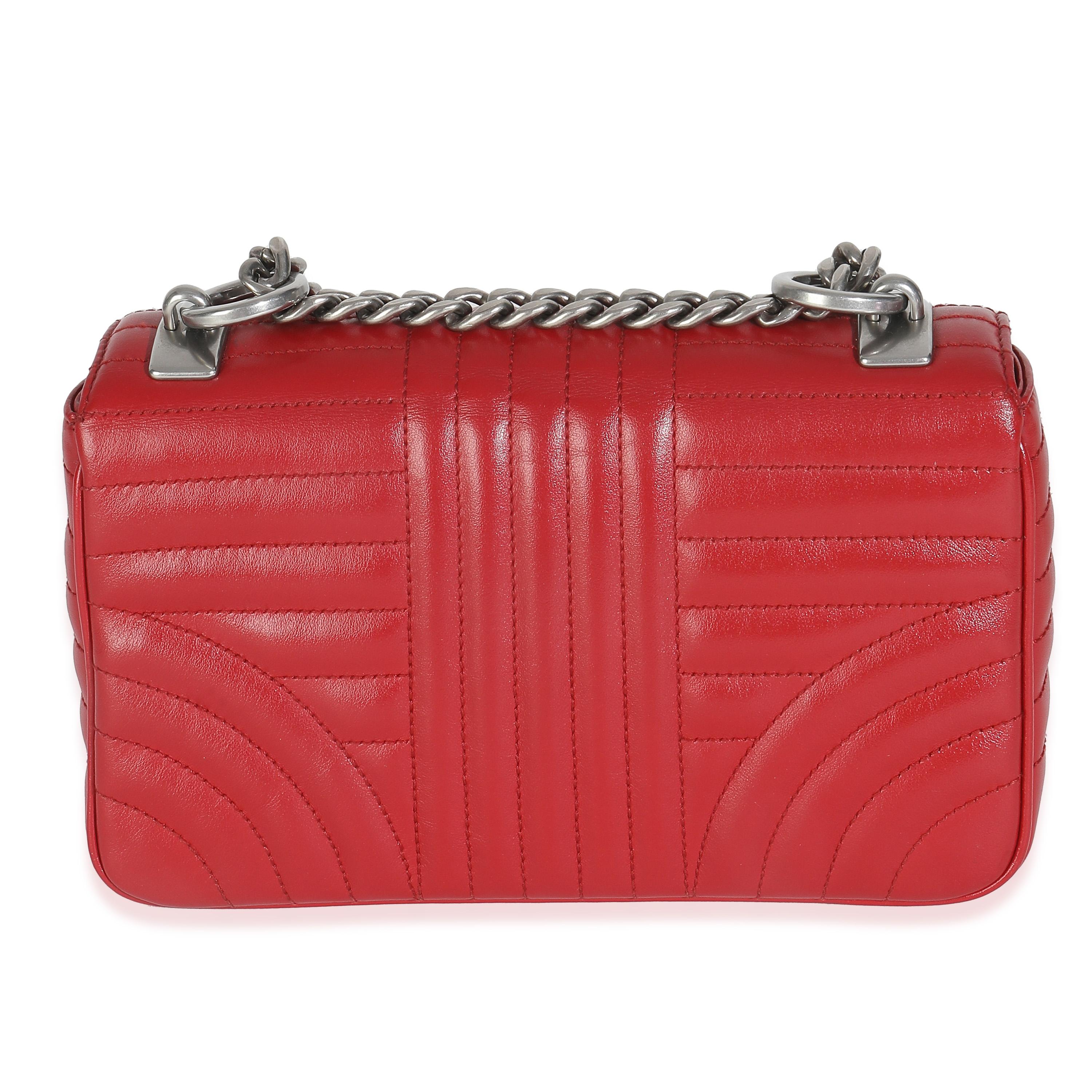 Titre du listing : Prada Sac à rabat moyen en cuir de veau souple rouge Impunture Diagramme
SKU : 148025
MSRP : 1950.00 USD
Condit : Usagé 
Condition du sac à main : Très bon
Commentaires sur l'état : L'article est en très bon état avec des signes