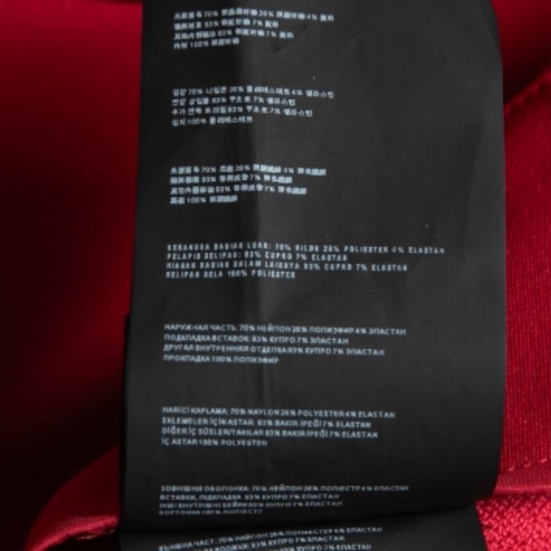 Werten Sie Ihre formelle Kleidung mit dieser Hose auf. Mit dieser Hose, die eine hervorragende Silhouette und Passform aufweist, sehen Sie garantiert elegant aus.