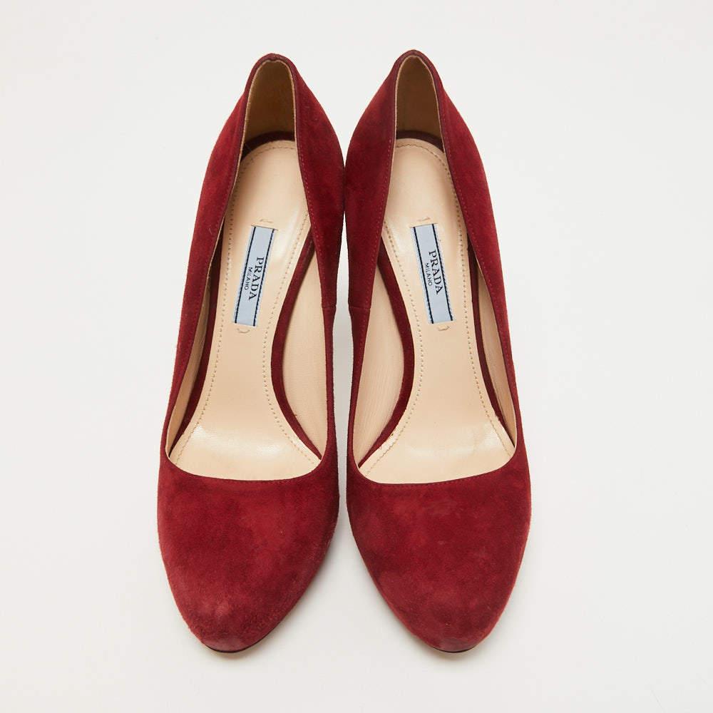 Rouge Escarpins à plateforme en daim rouge Prada, taille 38 en vente