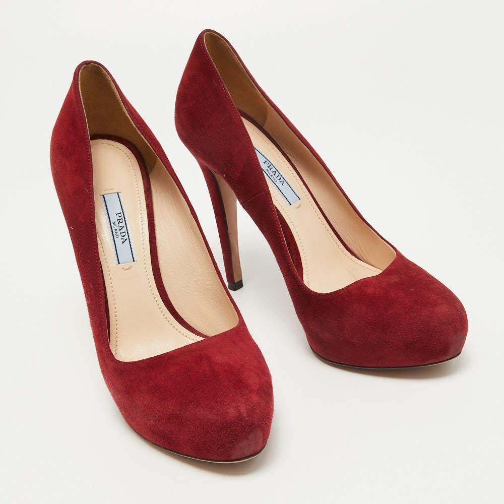 Escarpins à plateforme en daim rouge Prada, taille 38 Bon état - En vente à Dubai, Al Qouz 2