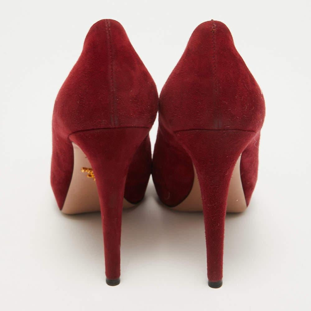 Escarpins à plateforme en daim rouge Prada, taille 38 Pour femmes en vente