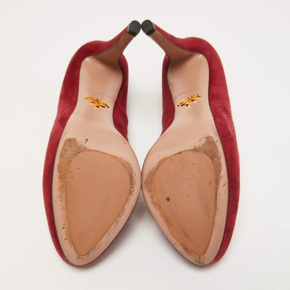 Escarpins à plateforme en daim rouge Prada, taille 38 en vente 1