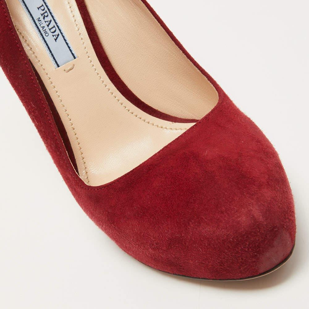 Escarpins à plateforme en daim rouge Prada, taille 38 en vente 2
