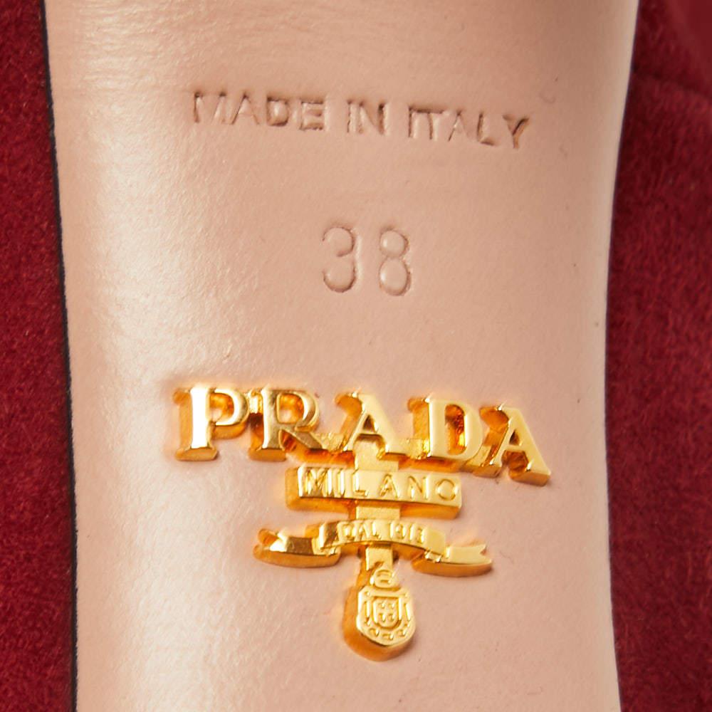 Escarpins à plateforme en daim rouge Prada, taille 38 en vente 3
