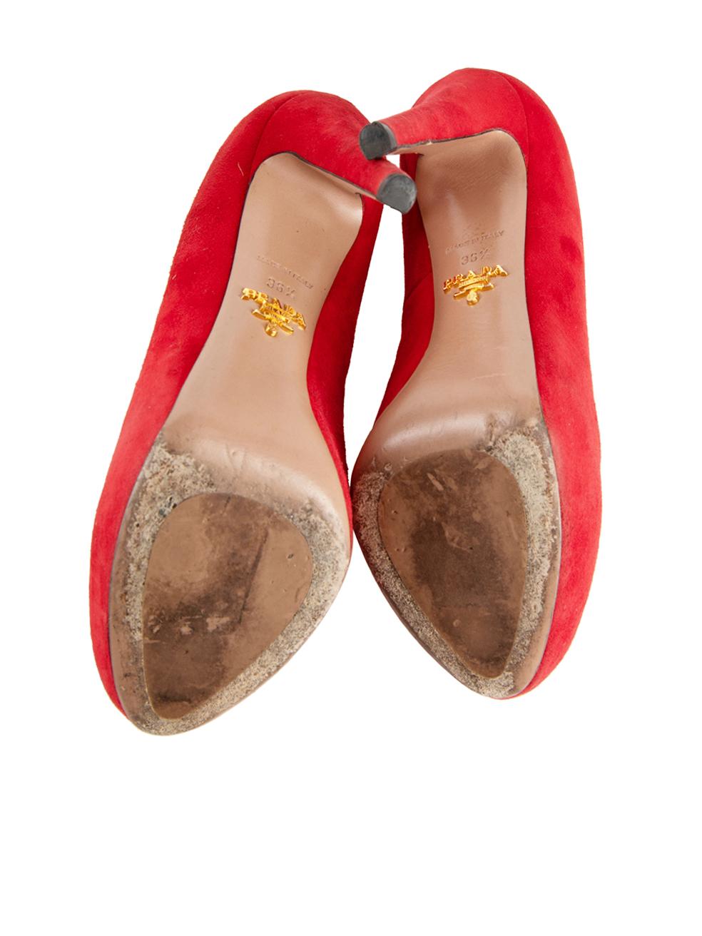 Prada Pumps con plateau in camoscio rosso taglia IT 36.5 In condizioni buone in vendita a London, GB