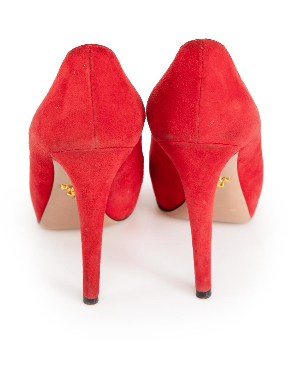 Donna Prada Pumps con plateau in camoscio rosso taglia IT 36.5 in vendita