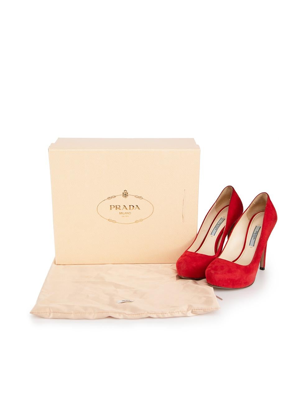 Prada Pumps con plateau in camoscio rosso taglia IT 36.5 in vendita 3