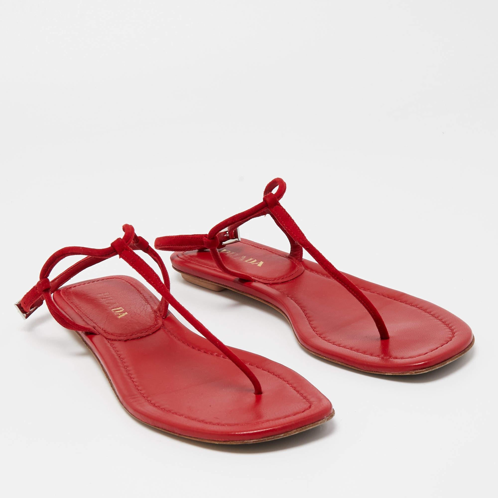 These sandals will frame your feet in an elegant manner. Crafted from quality materials, they display a classy design and comfortable insoles.

