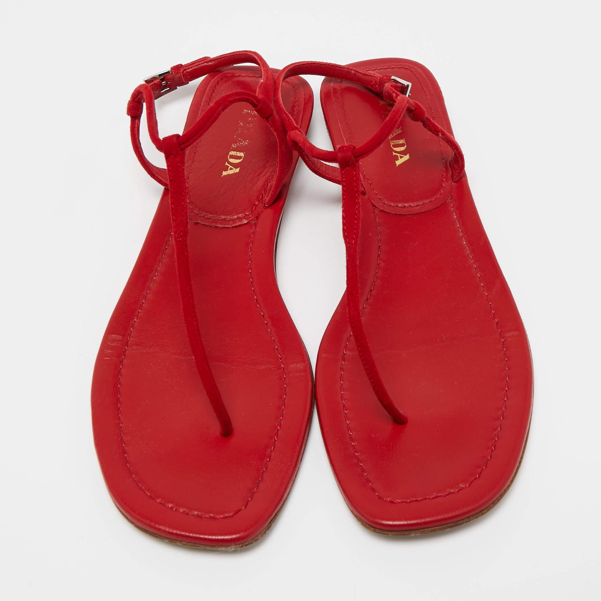 Prada Red Suede Thong Flat Sandals Size 39.5 In Good Condition In Dubai, Al Qouz 2