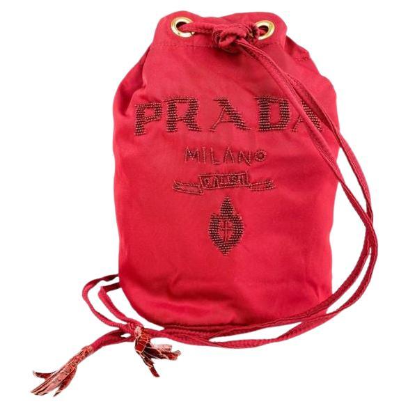 Prada - Petit seau à perles Tessuto rouge en nylon et peau de serpent python 3PRA925   en vente