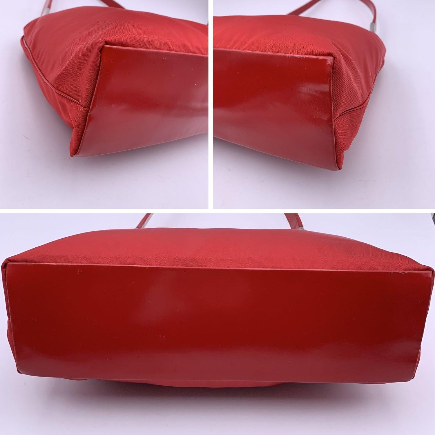 Prada Rote Tessuto Nylon-Hobo-Tasche mit Lederriemen im Zustand „Hervorragend“ im Angebot in Rome, Rome