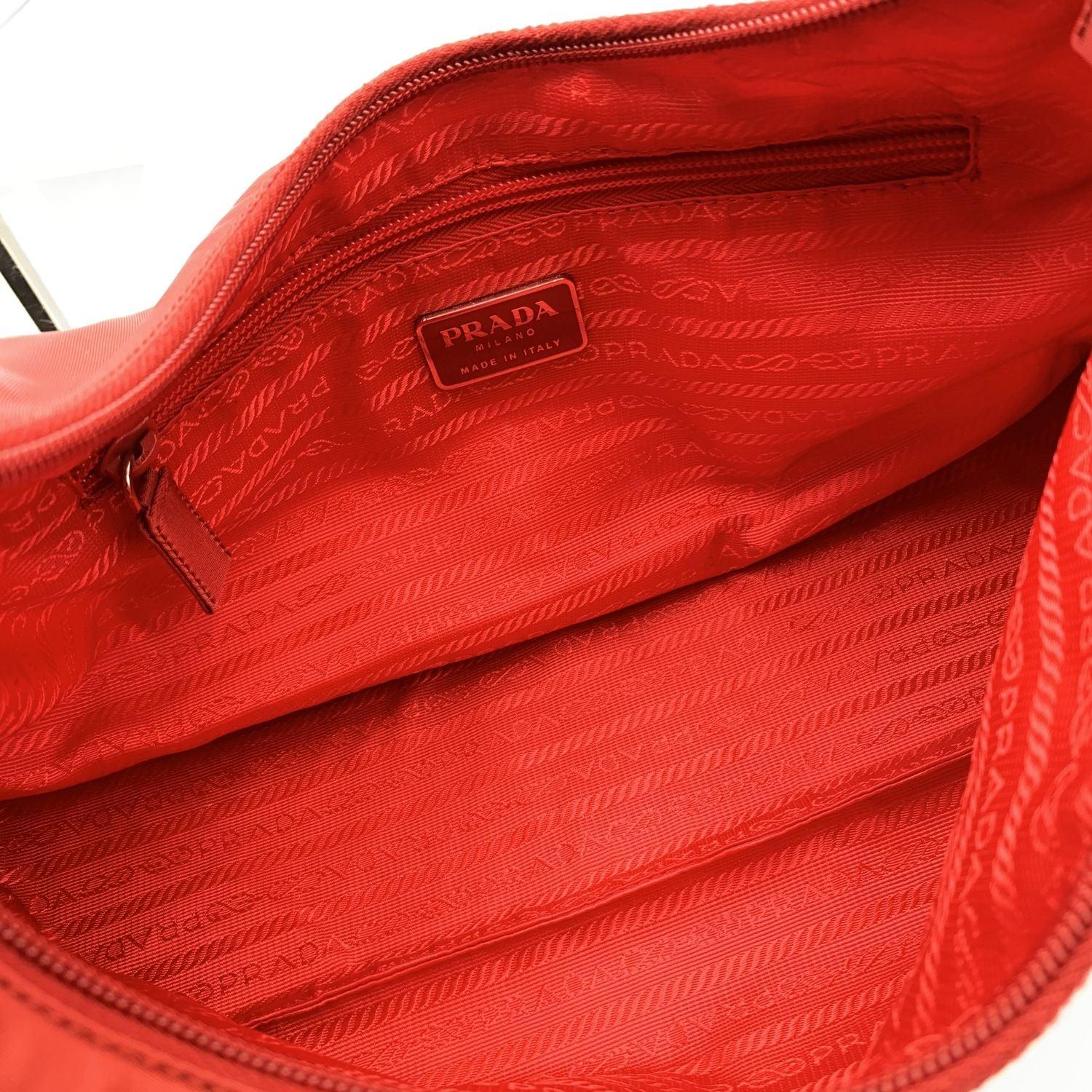 Prada Rote Tessuto Nylon-Hobo-Tasche mit Lederriemen im Angebot 1