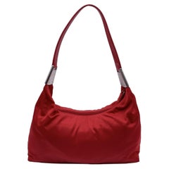 Borsa Hobo in Nylon Tessuto Rosso di Prada con tracolla in pelle