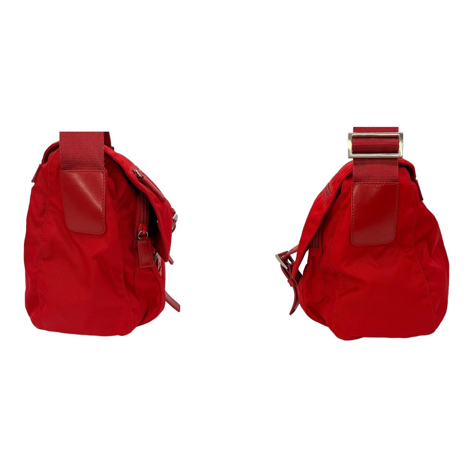 Borsa messenger Prada in nylon tessuto rosso In condizioni buone a Scottsdale, AZ