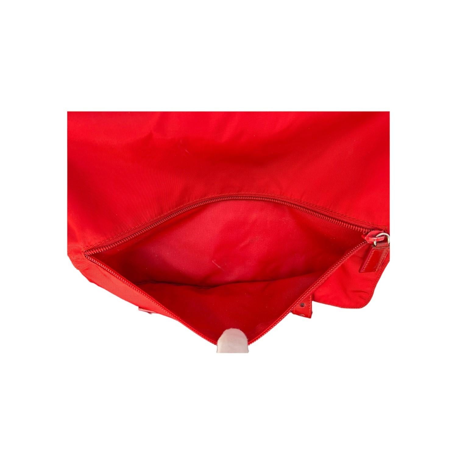 Borsa messenger Prada in nylon tessuto rosso 1