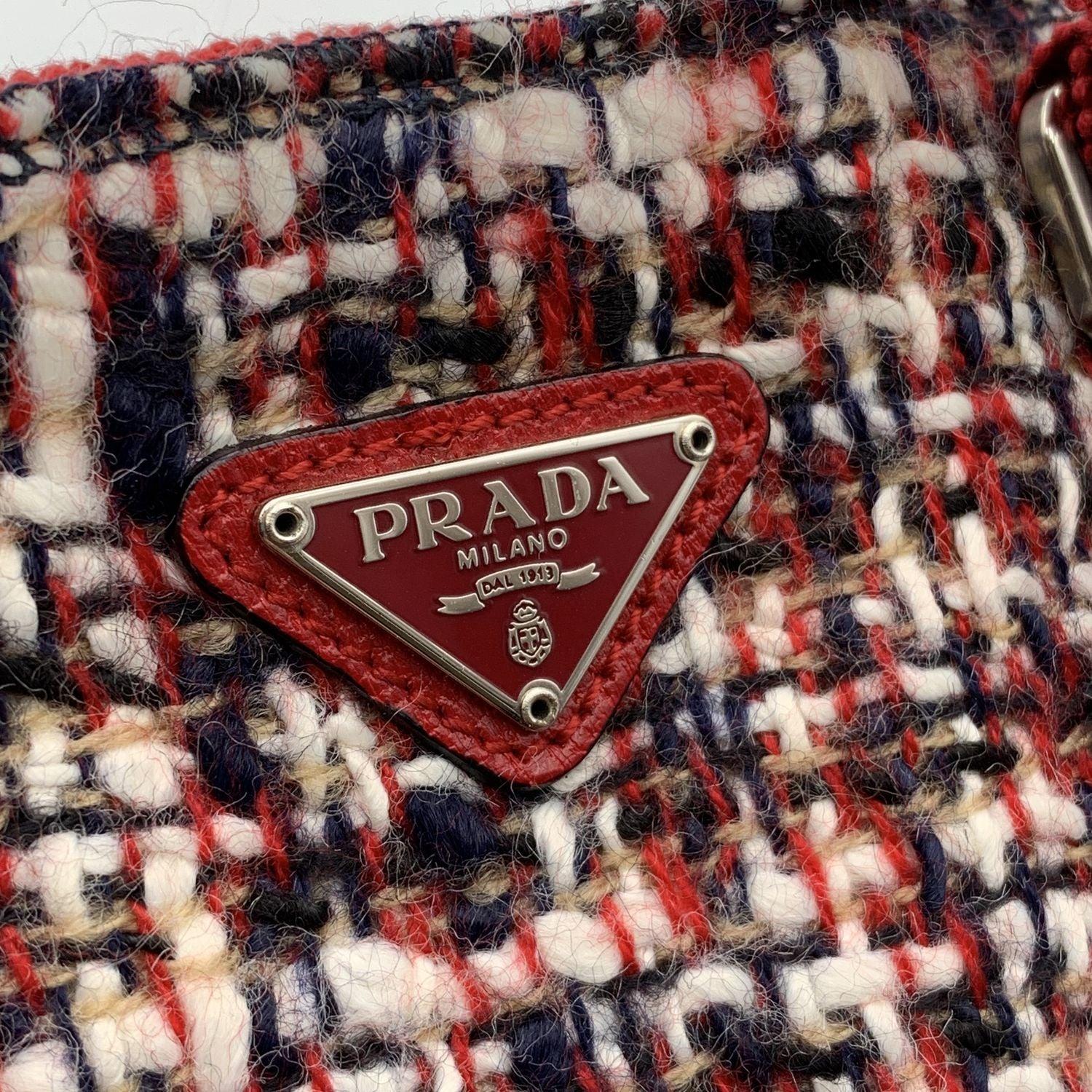 Prada - Petit sac à main plat en cuir et tweed rouge - Sacoche Pour femmes en vente