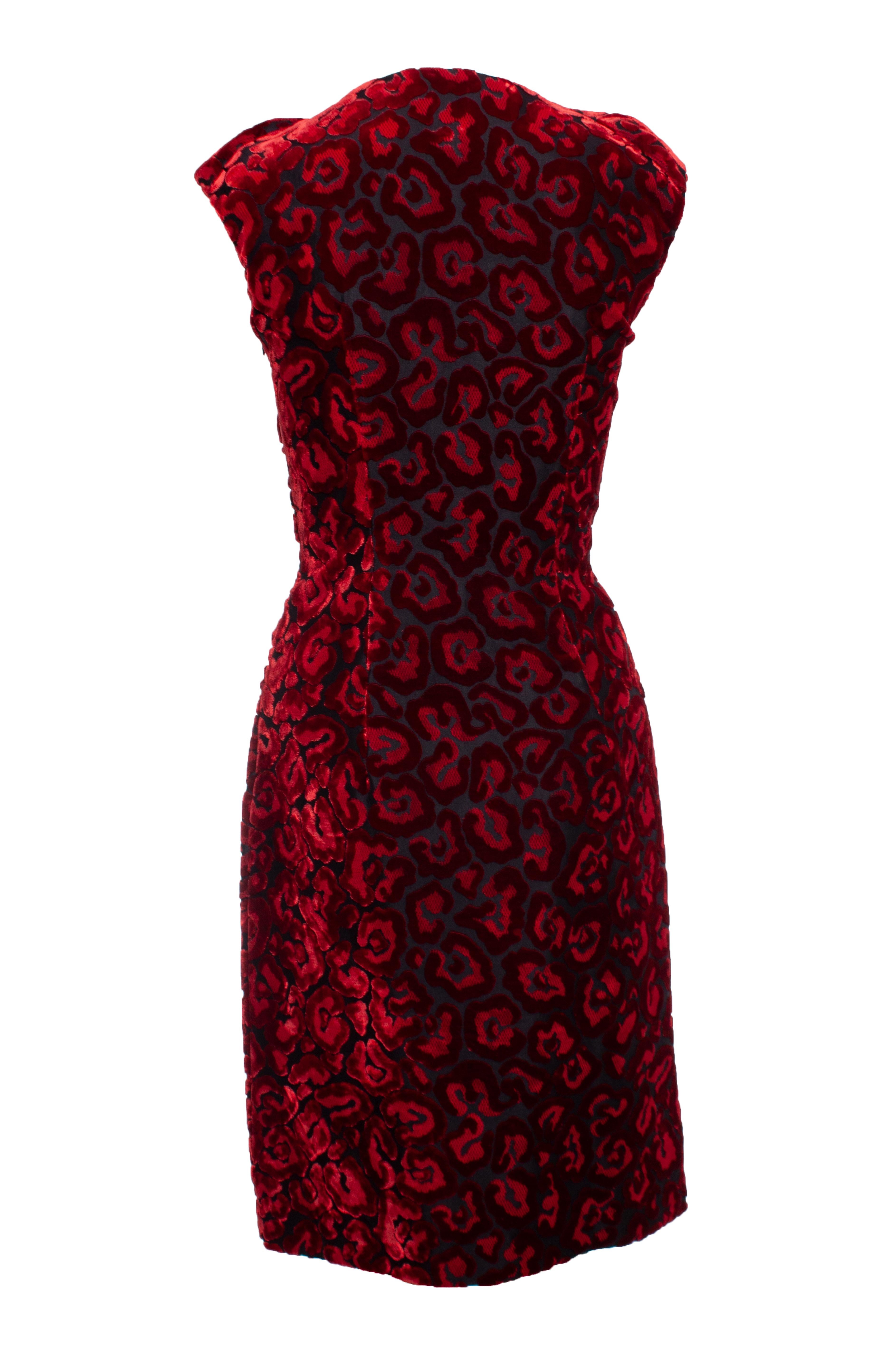 Prada, red velvet dress. The item is in very good condition.

• CONDITION: very good condition 

• SIZE: IT40 - XS 

• MEASUREMENTS: length 99 cm, width 43 cm, waist 34 cm

• MATERIAL: velvet jacquard 

• CARE: dry cleaning 

• COLOR: red 