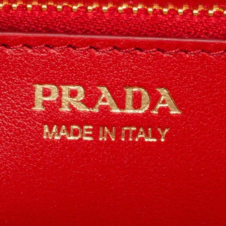 Prada Vitello Move Mini Wallet on Chain (SHF-22579) – LuxeDH