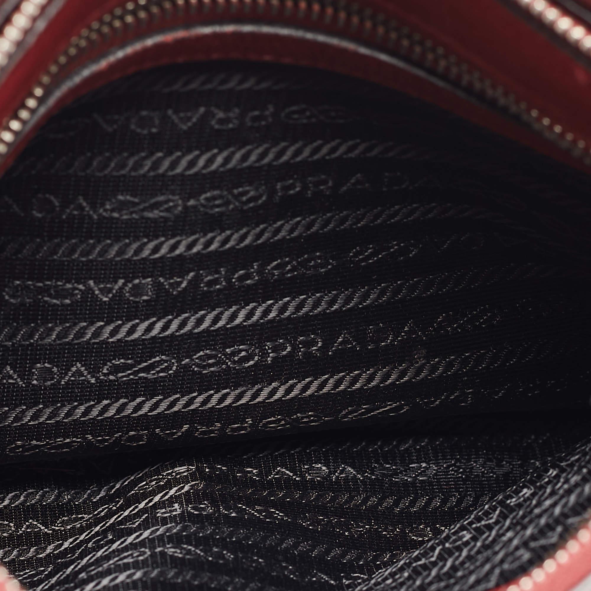 Prada Red Vitello Phenix Leather Double Zip Crossbody Bag In Good Condition For Sale In Dubai, Al Qouz 2