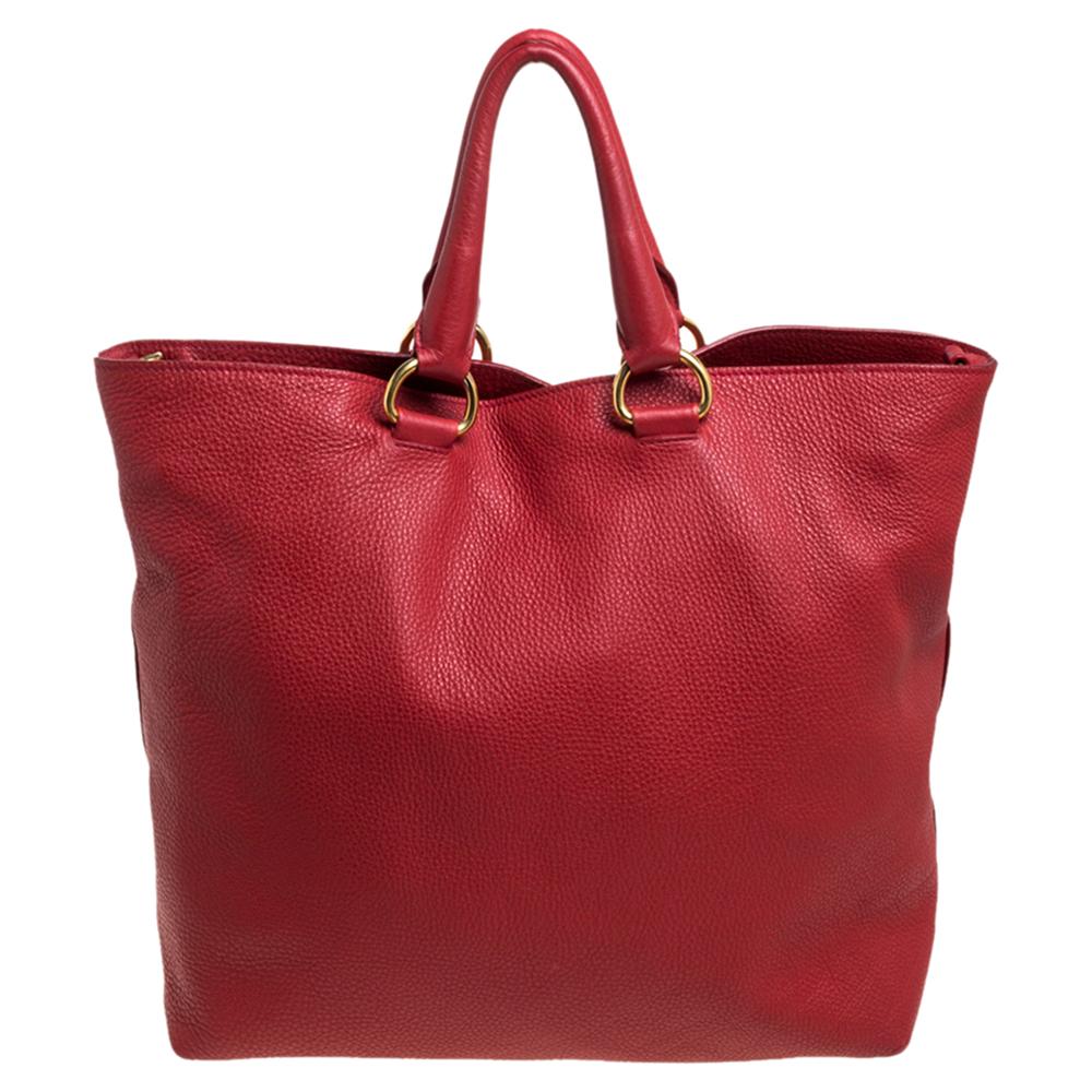 Eine praktische und stilvolle Tasche wie diese von Prada ist für eine Fashionista wie Sie unerlässlich. Sie ist aus Vitello Phenix-Leder gefertigt:: hat einen schönen roten Farbton und eine Logoplakette auf der Vorderseite. Die Tasche ist geräumig