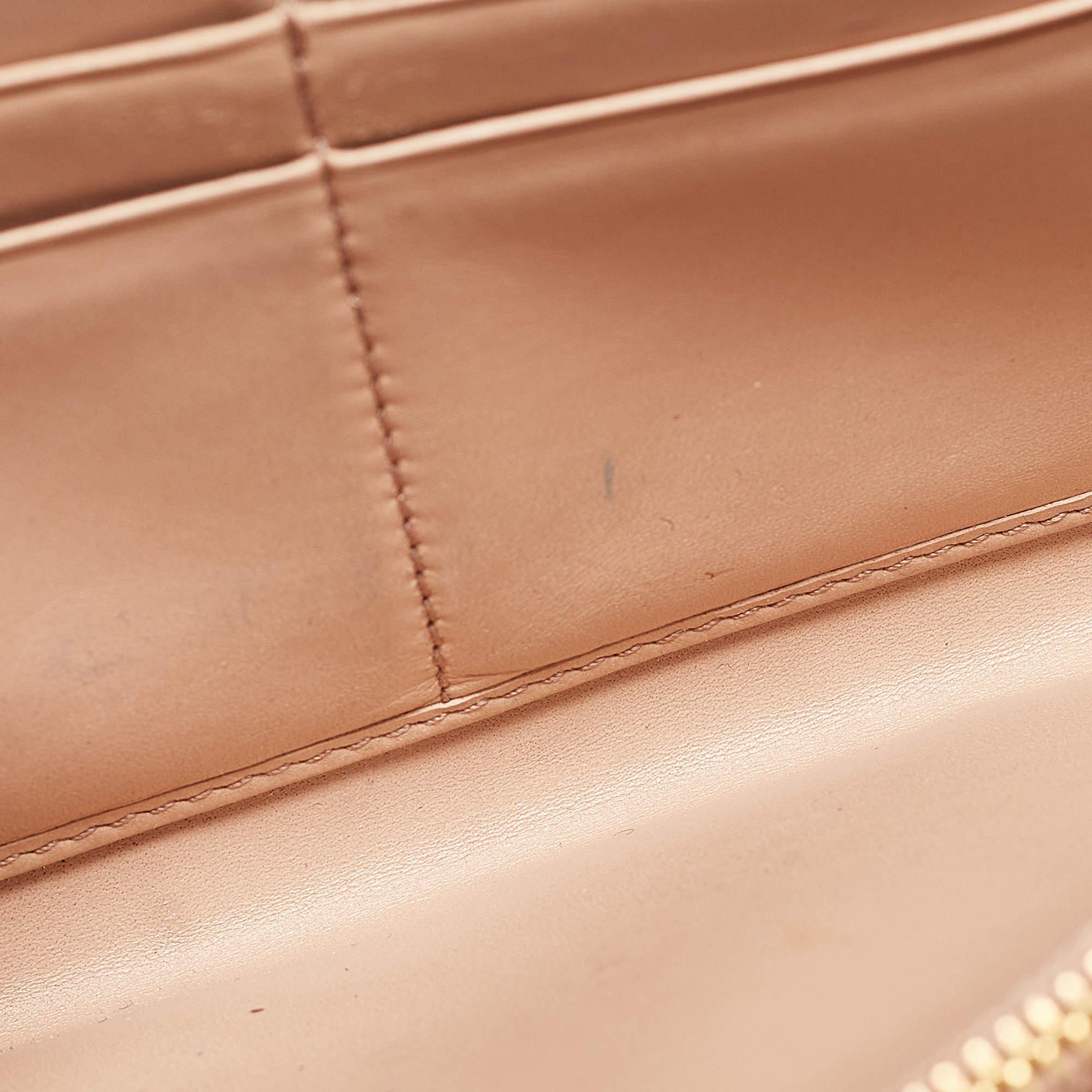Questo portafoglio di design è un equilibrio perfetto tra raffinatezza e utilità razionale. È stato progettato con materiali di prima qualità e con una finitura elegante. La creazione è dotata di un ampio spazio per le tue necessità monetarie.