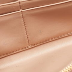 Prada Portefeuille continental rouge Vitelo Shine en cuir avec fermeture éclair et logo