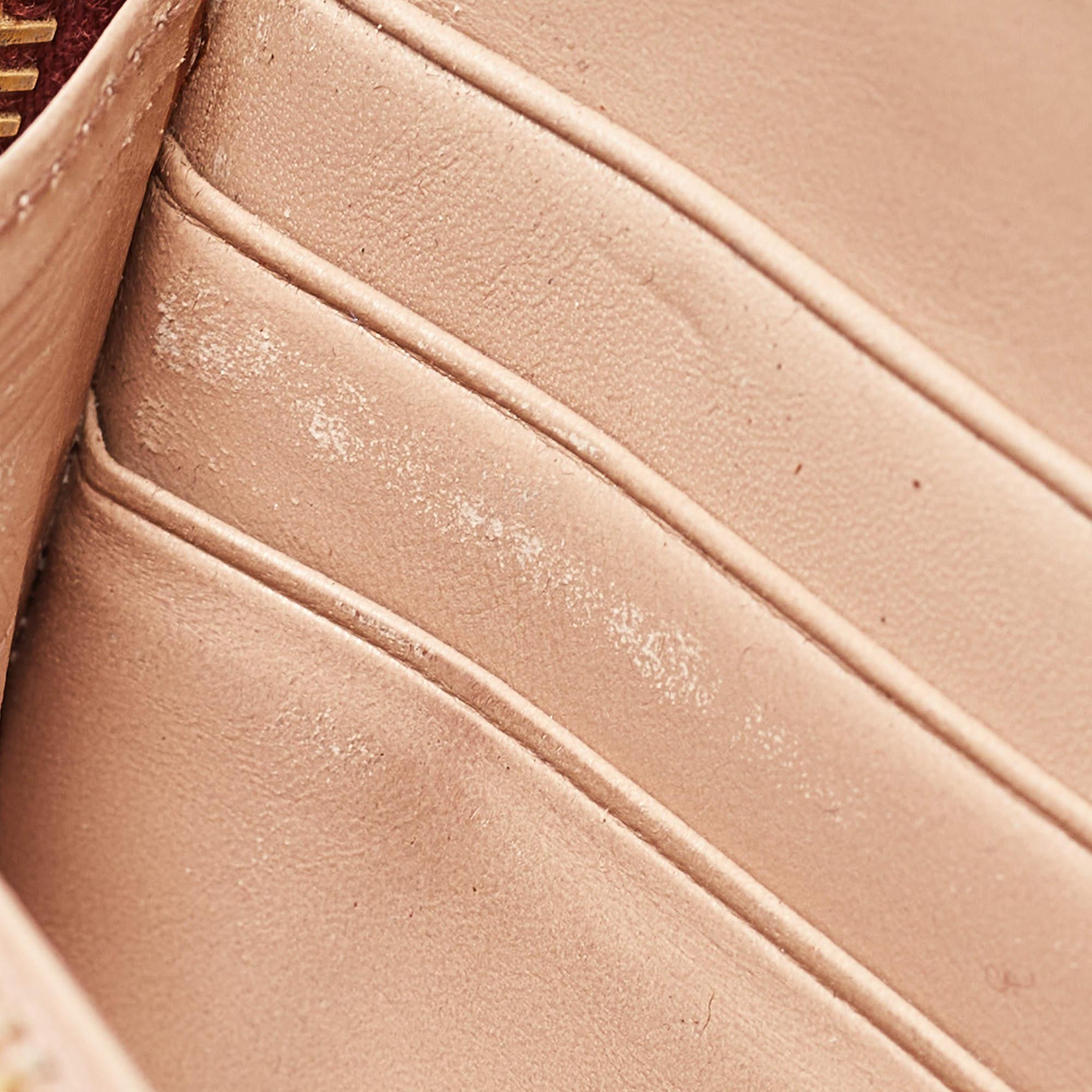 Portafoglio continentale con zip in pelle rossa Vitelo Shine di Prada In condizioni discrete in vendita a Dubai, Al Qouz 2